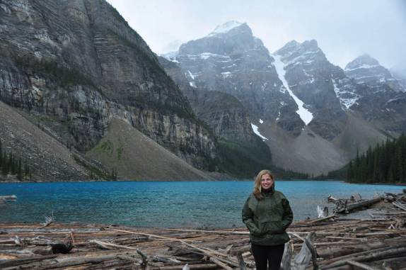Mesmo com o dia nublado, a incrível beleza do Lake Moraine, perto de Lake Louise, em Alberta, no Canadá